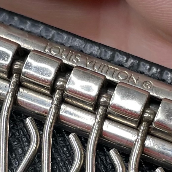 Louis Vuitton Black Epi 6-key wallet - Picture 11 of 16
